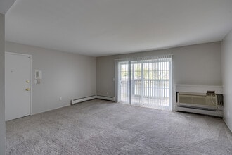 Harbor Club South in Harrison Township, MI - Building Photo - Interior Photo