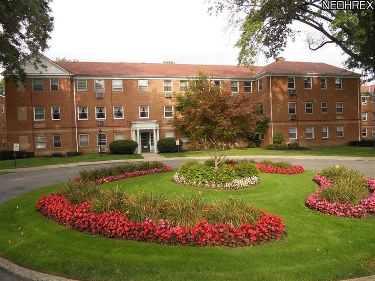 13797 Cedar Rd, Unit 201 in South Euclid, OH - Foto de edificio