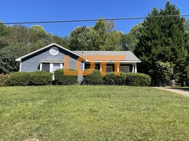 4 Riverwood Rd in Greenville, SC - Building Photo