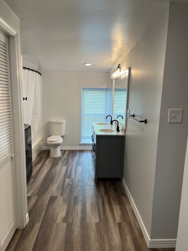 375 DuPont St, Unit Rear photo'