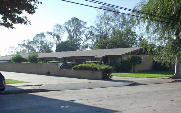 144-146 Poplar Ave in Montebello, CA - Foto de edificio