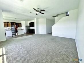 521 Riverdale Dr in Jarrell, TX - Foto de edificio - Building Photo