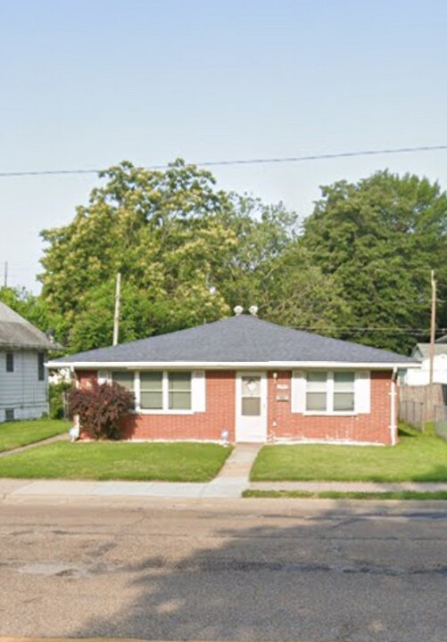 2902-2904 W Main St in Belleville, IL - Building Photo