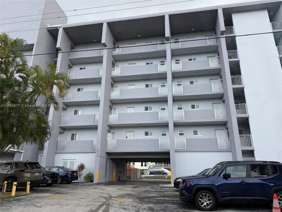 3626 NE 168th St in North Miami Beach, FL - Building Photo