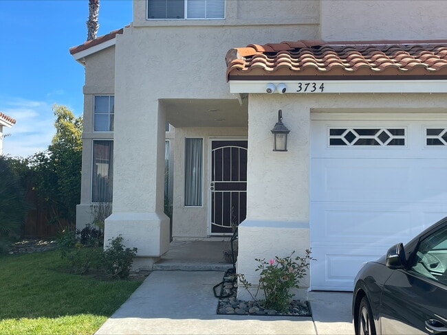3734 Via Las Villas in Oceanside, CA - Foto de edificio - Building Photo
