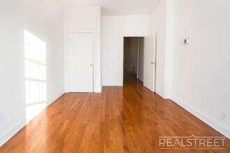 1 Bed | 1 Bath | $3,399 | Railroad Layout | Pet Friendly | L Train + Near M, Unit 3L in Brooklyn, NY - Foto de edificio - Building Photo