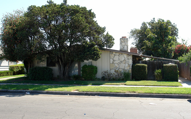 231-241 N Holly St in Orange, CA - Building Photo - Building Photo