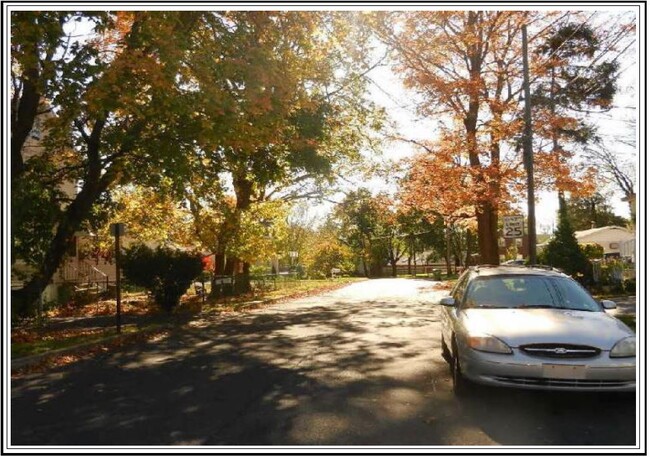 137 Chelsea Ave, Unit #2 in Glenside, PA - Foto de edificio - Building Photo