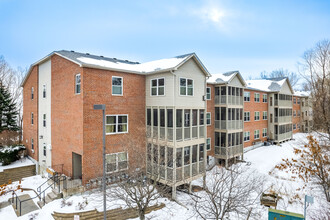 Roseville Commons in Roseville, MN - Foto de edificio - Building Photo