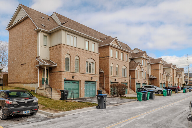 80 Strathaven Dr in Mississauga, ON - Building Photo - Building Photo