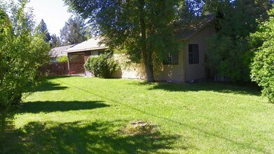 752 SE Breitenbush Ln in Bend, OR - Building Photo - Building Photo
