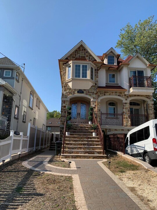 5295 Amboy Rd in Staten Island, NY - Building Photo