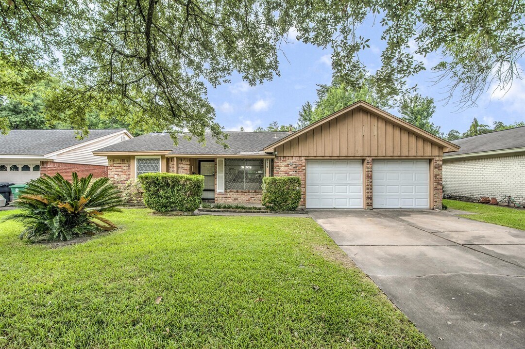 9619 Rockhurst Dr in Houston, TX - Building Photo