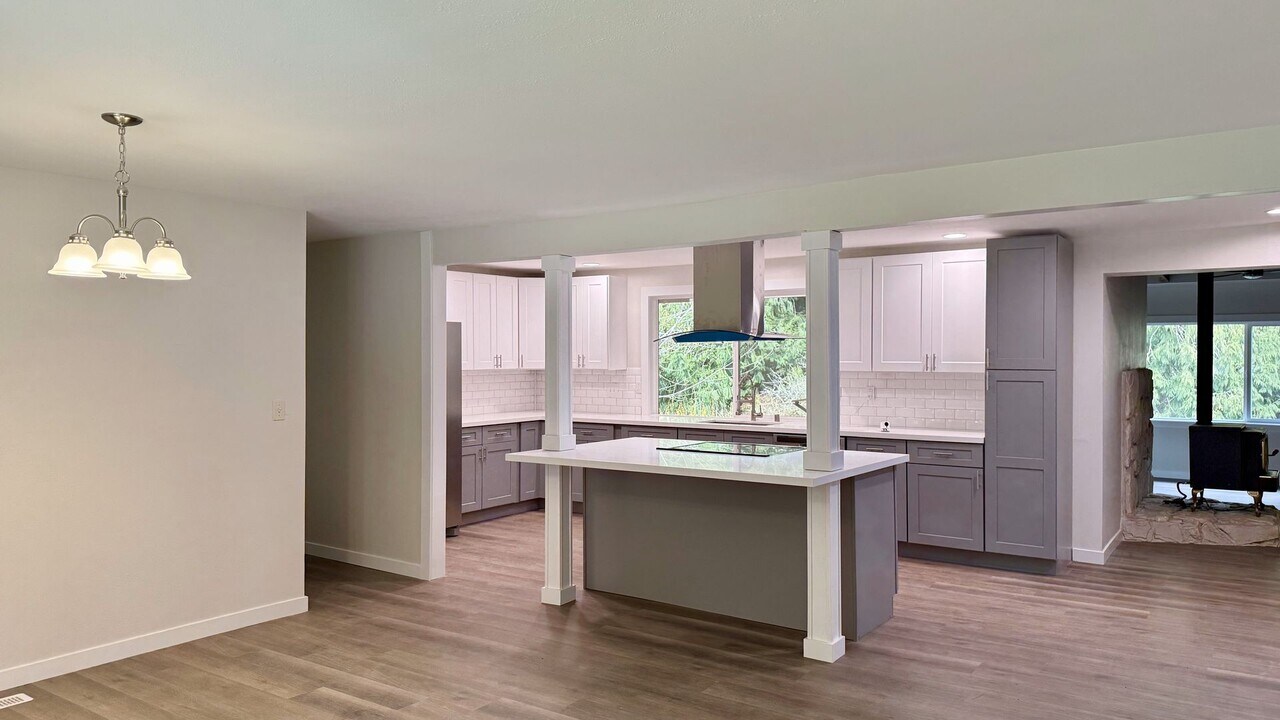 13676 197th Ave SE in Renton, WA - Building Photo