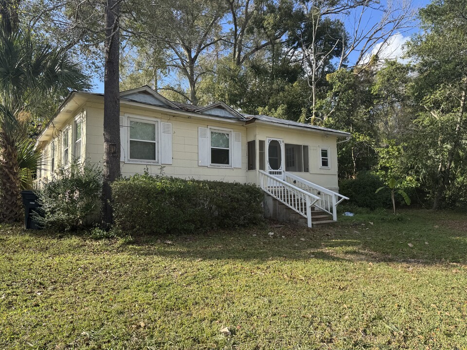 744 California St in Tallahassee, FL - Building Photo