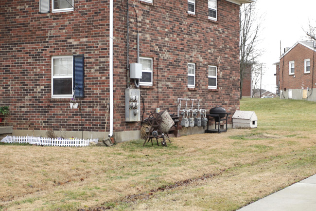 10405 Green Tree Ln in Louisville, KY - Building Photo - Building Photo