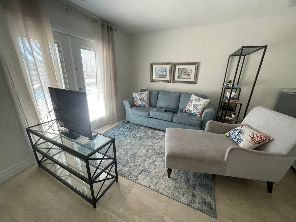 1111 Montezuma Dr, Unit No Wake Zone in Bradenton, FL - Building Photo