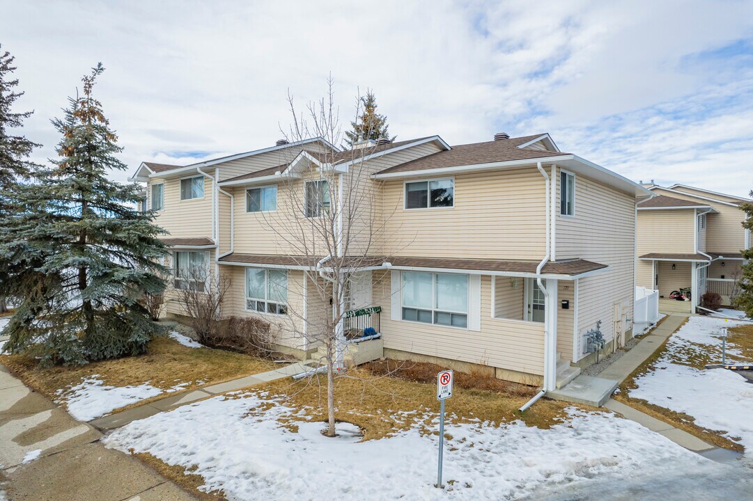 112 Woodsman Ln SW in Calgary, AB - Building Photo