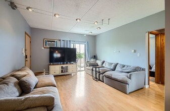 953 N Rohlwing Rd in Addison, IL - Foto de edificio - Building Photo