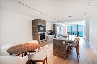 460 NE 28th St, Unit 3402 in Miami, FL - Foto de edificio - Building Photo