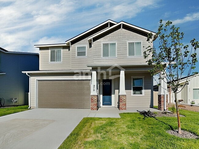 property at 979 N Nichole Ave