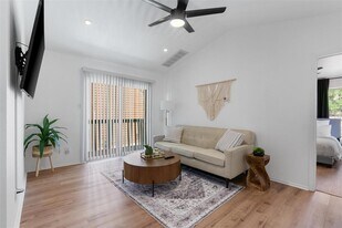 6903 Deatonhill Dr in Austin, TX - Building Photo