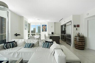 55 SE 6th St, Unit 3102 in Miami, FL - Foto de edificio - Building Photo