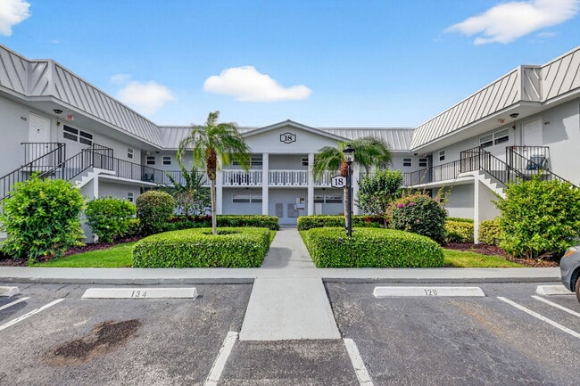 18 Colonial Club Dr in Boynton Beach, FL - Building Photo - Building Photo