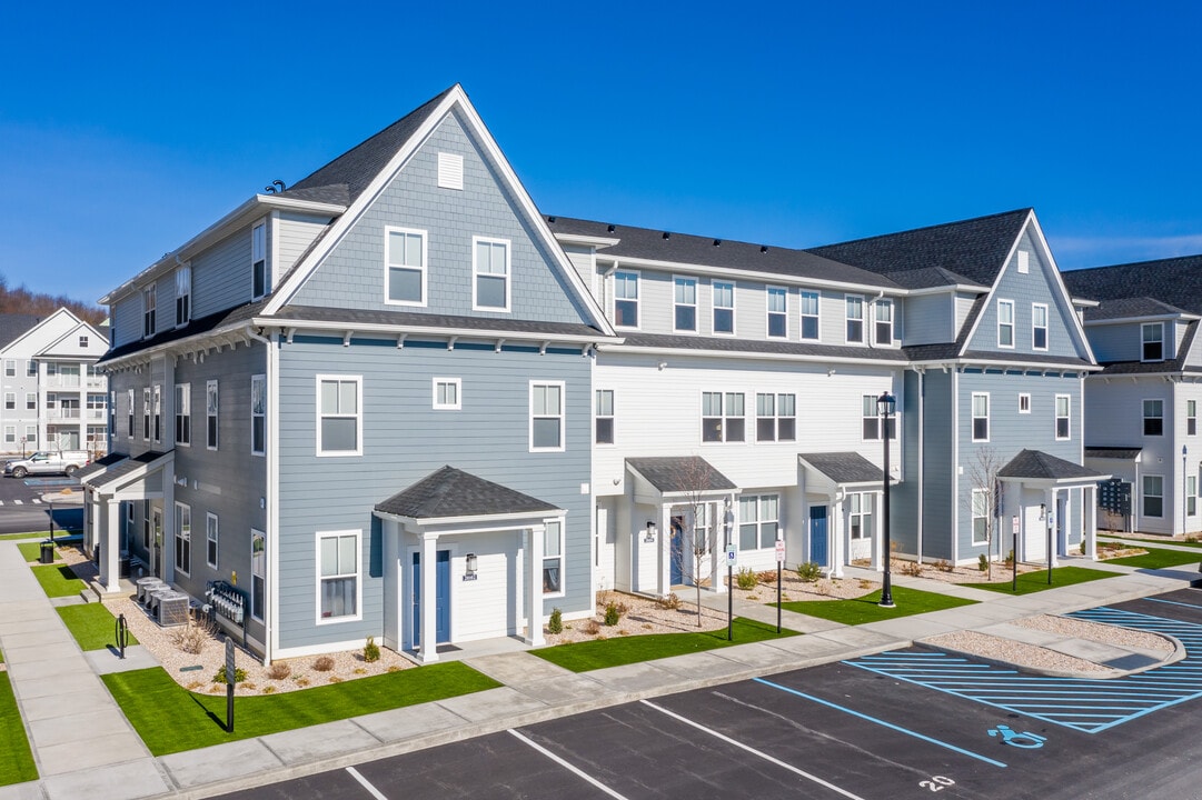 Eastdale Village in Poughkeepsie, NY - Foto de edificio