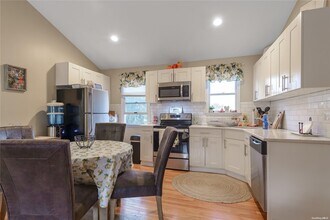 63 Lenox Ave-Unit -Upper in Westbury, NY - Building Photo - Building Photo