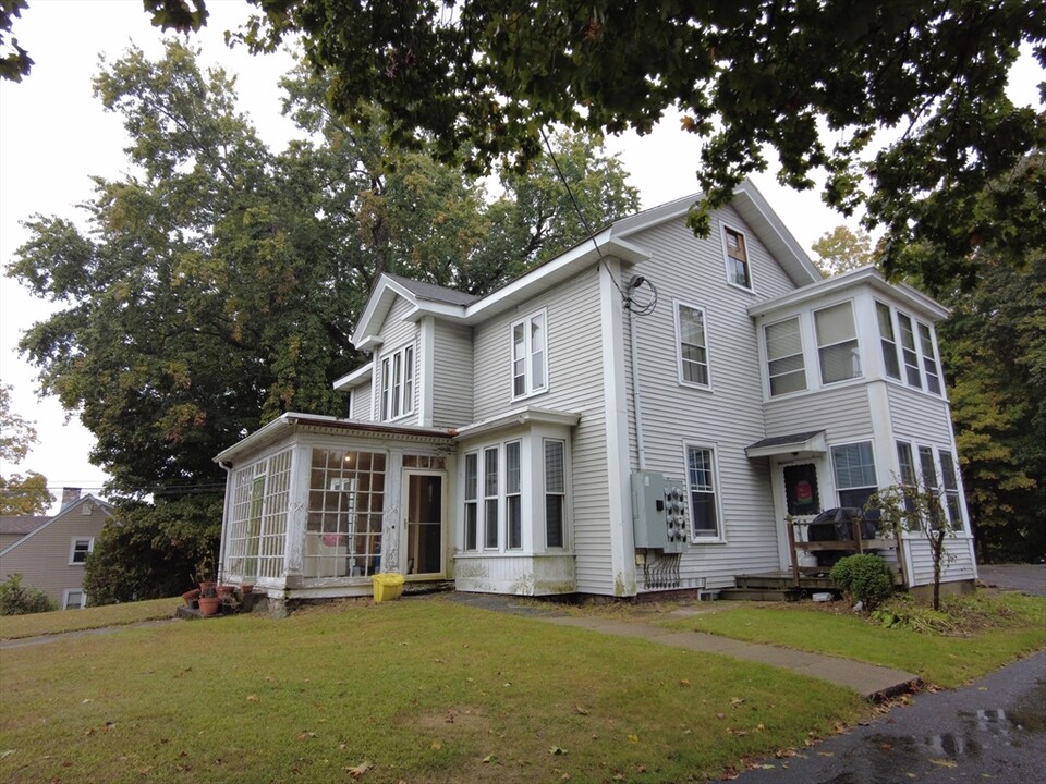 12 E Main St in Southborough, MA - Building Photo