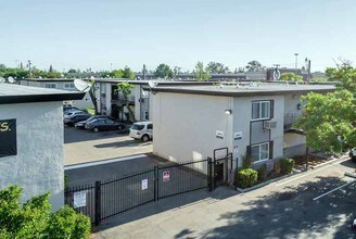 Wyda Way in Sacramento, CA - Building Photo - Building Photo