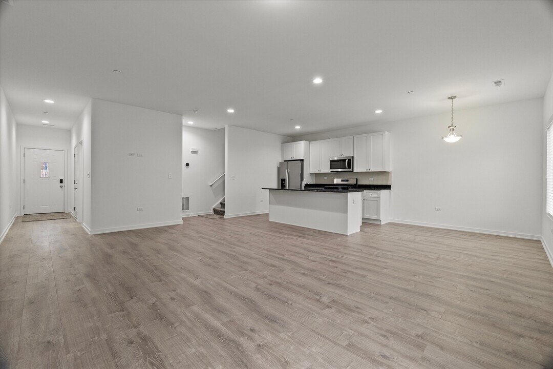 1055 Gillespie Ln in Yorkville, IL - Building Photo