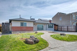 245 Minnewawa Ave in Clovis, CA - Building Photo - Building Photo
