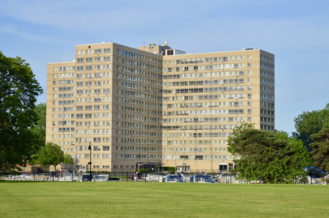 River House Co-Op Apartments in Detroit, MI - Foto de edificio - Building Photo