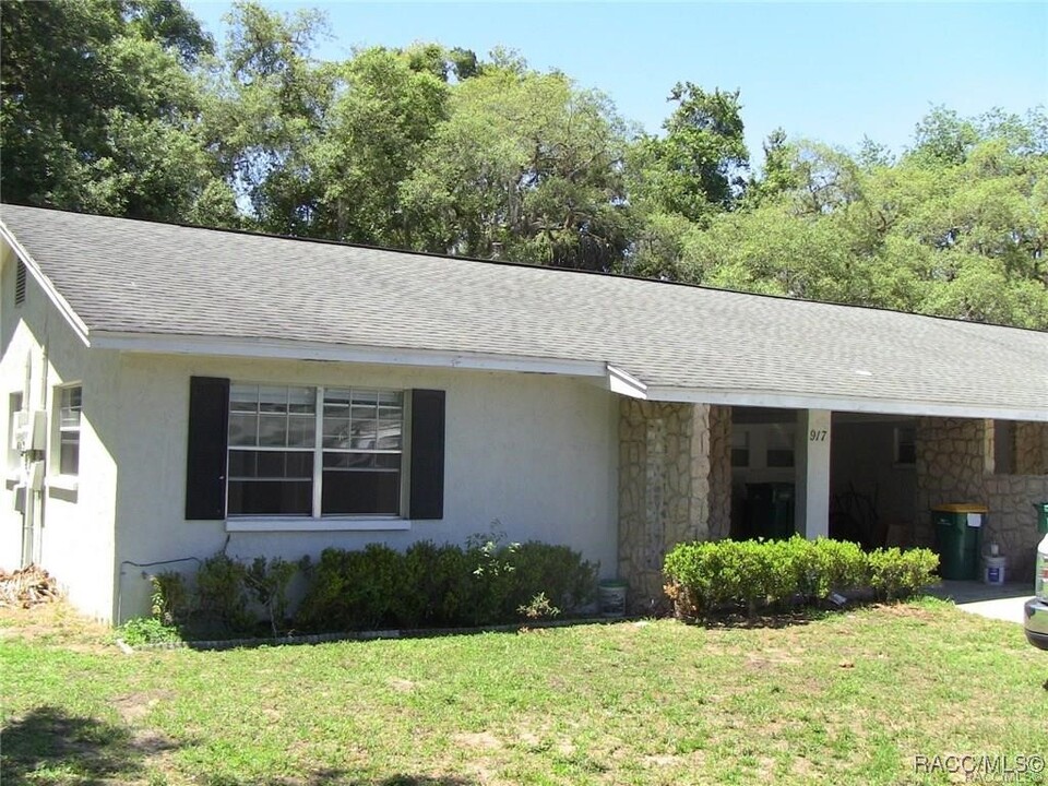 917 E Turner Camp Rd in Inverness, FL - Foto de edificio