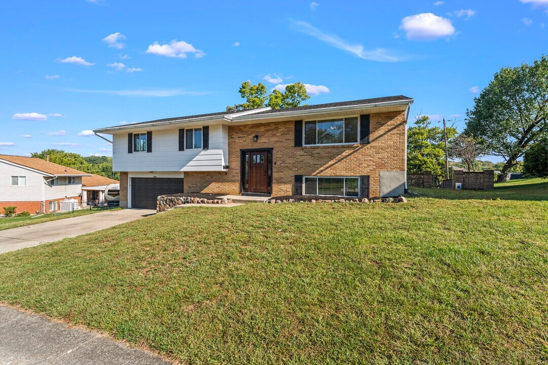 1805 Kathy Ln in Miamisburg, OH - Building Photo