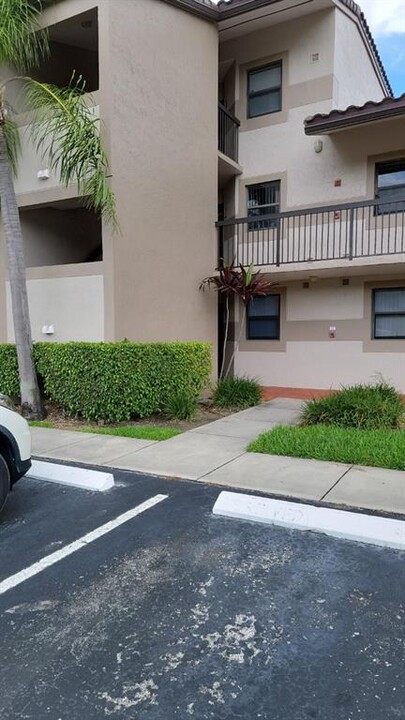 9955 Nob Hill Pl in Sunrise, FL - Foto de edificio