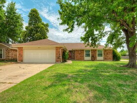 800 Royal Ln in Yukon, OK - Building Photo