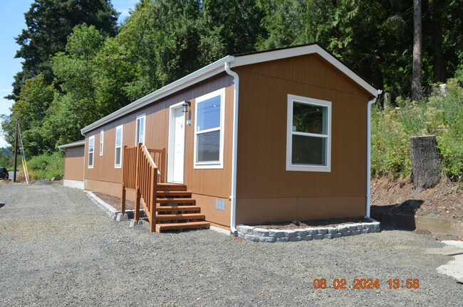 1320 Swedetown Rd in Clatskanie, OR - Foto de edificio - Building Photo