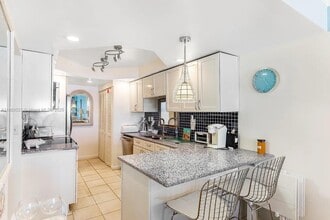 201 E Ocean Dr in Key Colony Beach, FL - Building Photo - Building Photo