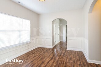 2135 Woodfield Dr in Greenwood, IN - Foto de edificio - Building Photo