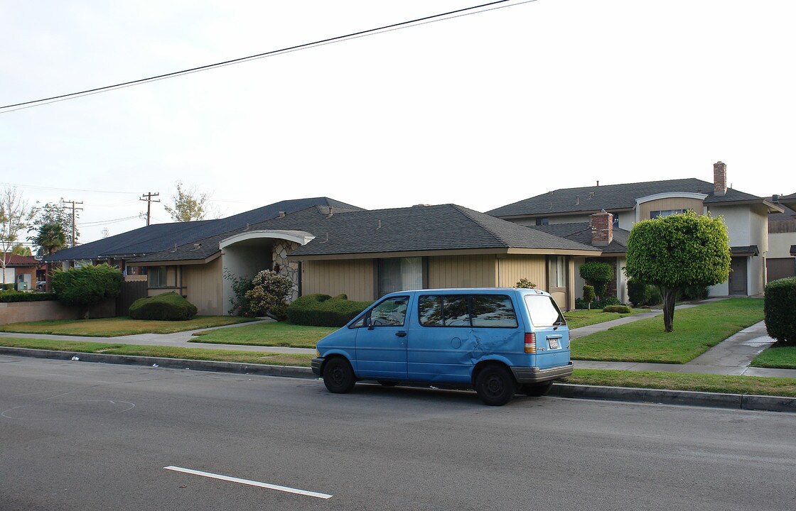 2118 S Euclid St in Anaheim, CA - Building Photo