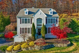 11 Heather Ridge in Woodbury, NY - Building Photo