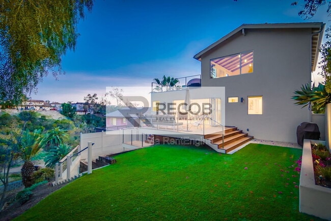 2641 Curlew St in San Diego, CA - Building Photo - Building Photo