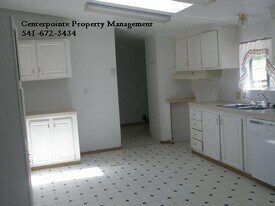 1814 Trails End Ln in Sutherlin, OR - Building Photo