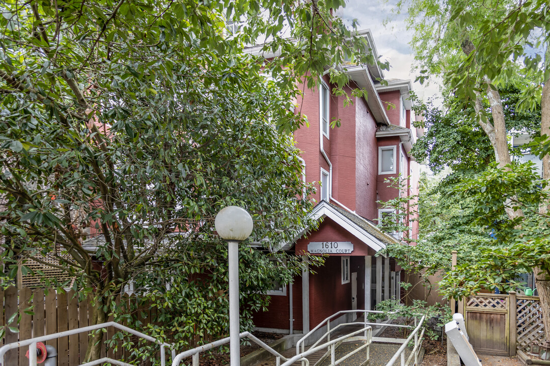 Magnolia Court in Vancouver, BC - Building Photo