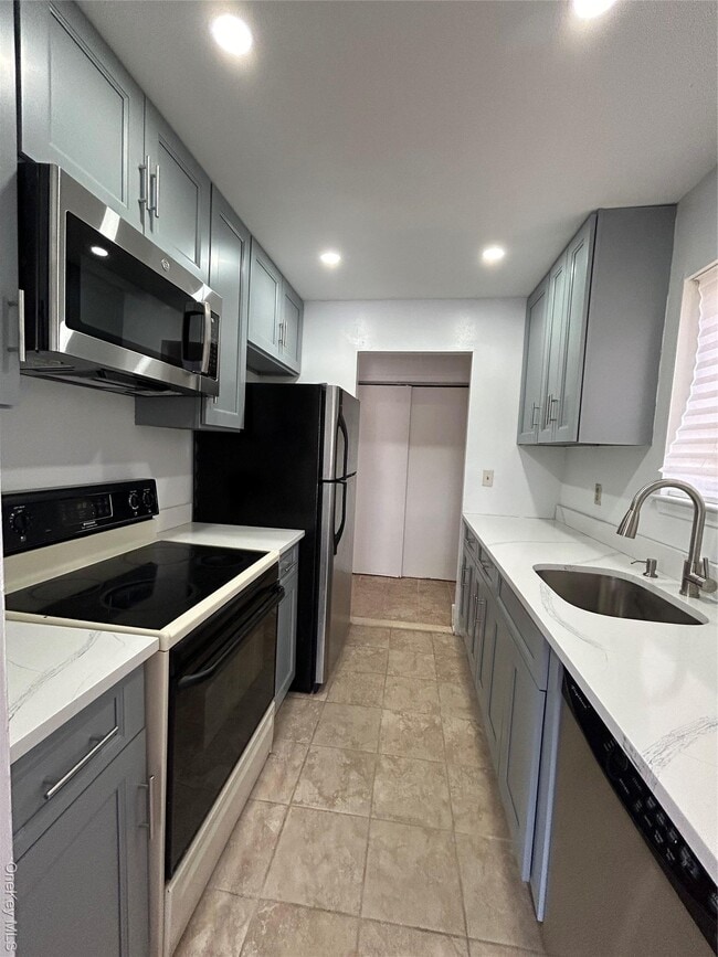 5 Granada Crescent in White Plains, NY - Building Photo - Building Photo
