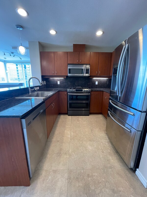 300 W Beech St in San Diego, CA - Building Photo - Building Photo