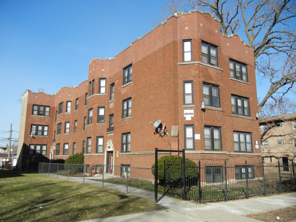 Milwaukee River Parkway in Chicago, IL - Building Photo